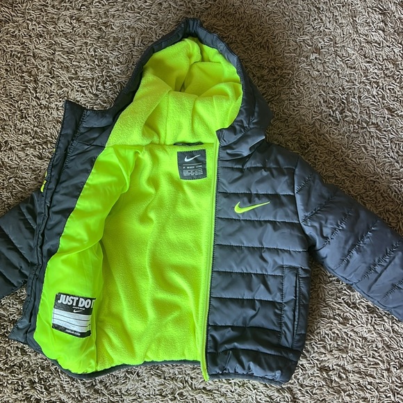 Nike toddler fleece lined puffer zip up coat - Picture 3 of 3